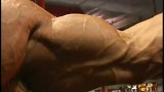 Mandeep Singh trains and poses biceps