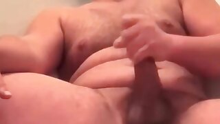 Guapo joven grandote se descarga en el baño