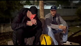 AMIGOS FORAM BEBER NA QUADRA E CABARAM NA BRODERAGEM AT&Eacute; QUE DERREPENDE APARECEU UM MORADOR DE RUA QUE DEIXOU TUDO MAIS INTERESSANTE