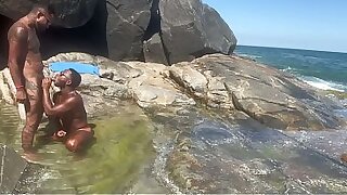 Fui a praia&comma; e me deparei com esse preto gostoso e a&iacute; n&atilde;o teve jeito fui l&aacute; e enchi seu rab&atilde;o de porra