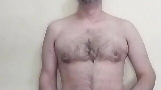 Pajeándose completamente desnudo