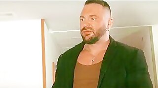 Bodybulder takes a big dick