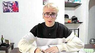 Estudiante Hetero se Folla a Joven Nerd Mientras Estudiaban